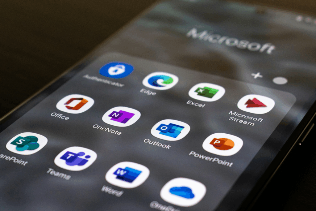 Side-by-side feature list of Microsoft Office 2021 vs Office 2024